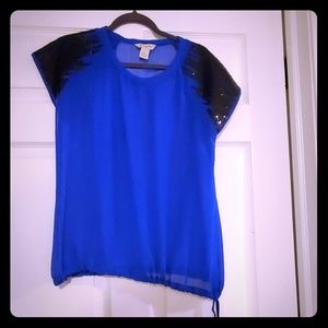 Edgy sheet blouse with sequins